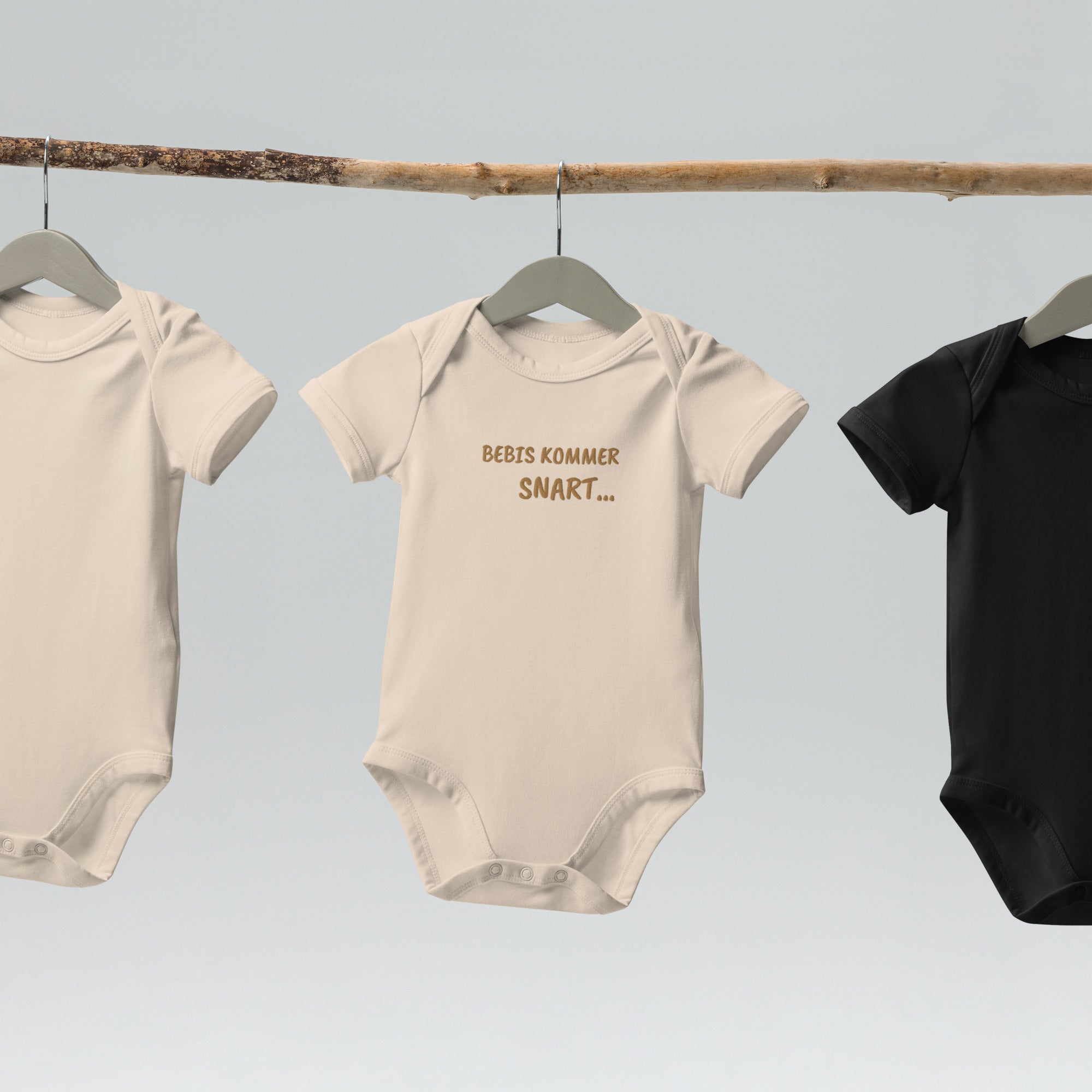 Bebis Kommer Snart Embroidered Organic Cotton Bodysuit
